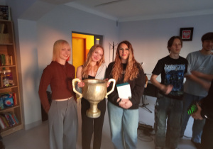 Dziewczynki stoją trzymając zwycięski puchar