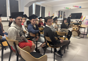 Maturzyści siedzą i czekają na rozpoczęcie uroczystości