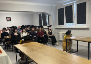 Maturzyści wraz z wychowawcami siedzą na widowni