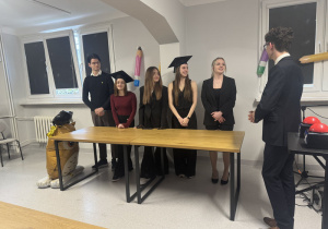 Maturzyści biorą udział w konkursie