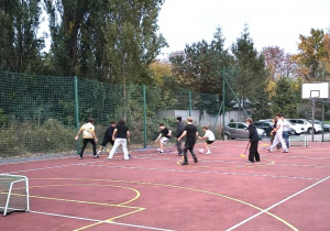 Wychowankowie grają mecz w unihokeja.