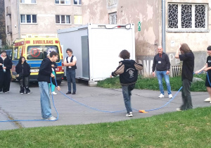 Wychowankowie biorą udział w zmaganiach sprawnościowych.